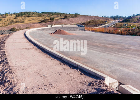 Nouveau pont routier de la route d'extension de construction industrielle près de l'achèvement de la route d'entrée et sortie de voie rampes pour réseau existant. Banque D'Images