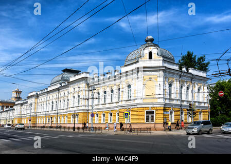 Irkoutsk, en Russie, en juillet, 6, 2019. Les automobiles et les piétons sont près du bâtiment de la faculté géologique sur région d'Irkoutsk, Irkoutsk, rue de Lénine Banque D'Images