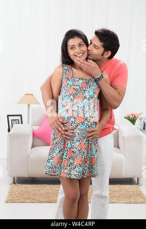 Man kissing his pregnant wife Banque D'Images