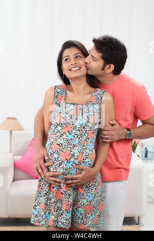 Man kissing his pregnant wife Banque D'Images
