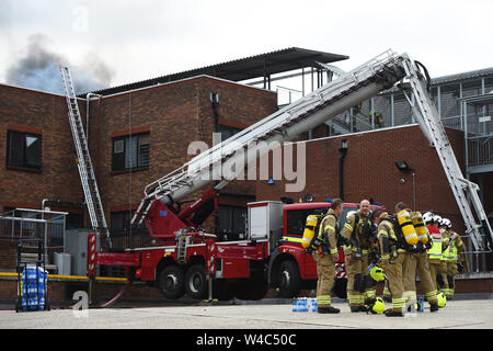 Les pompiers sur les lieux d'un incendie à Walthamstow Mall sur Selbourne Road, Walthamstow, East London. London Fire Brigade (BF) ont déclaré un incident majeur comme plus de 100 pompiers lutter contre un incendie à l'East London shopping centre. Banque D'Images