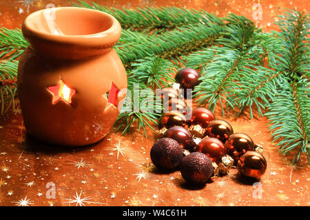 Décoration de Noël avec lanterne à bougie et boules de verre brun Banque D'Images