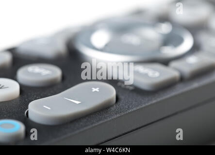 Télécommande du téléviseur près de macro avec le bouton volume selective focus Banque D'Images