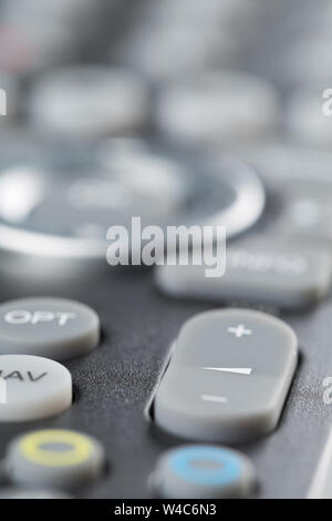 Télécommande du téléviseur près de macro avec le bouton volume selective focus Banque D'Images