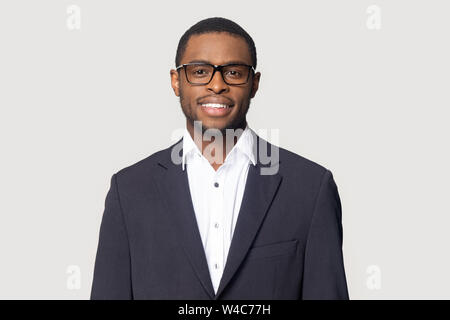 Smiling black man in suit posing sur fond de studio Banque D'Images