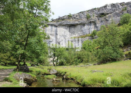 Malham Cove dans le Yorkshire Dales National Park Banque D'Images