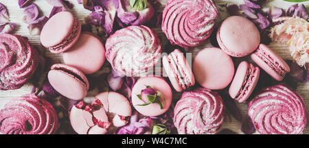 Rose doux macarons, guimauves et fleurs de printemps et pétales, close-up Banque D'Images