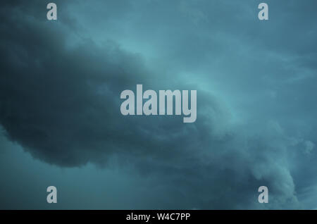 SUPERCELL: Un ciel inquiétant fraye une tornade qui a frappé la ville d'Ellicott, Maryland, le 30 mai 2019. Banque D'Images