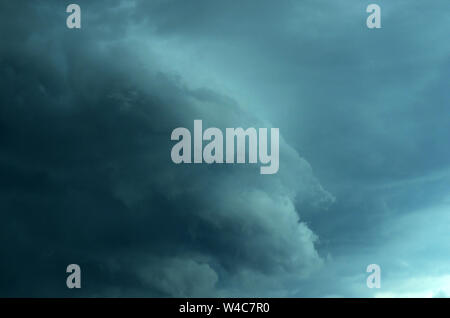 SUPERCELL: Un ciel inquiétant fraye une tornade qui a frappé la ville d'Ellicott, Maryland, le 30 mai 2019. Banque D'Images