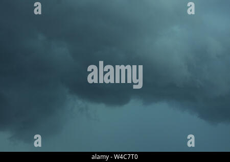 SUPERCELL: Un ciel inquiétant fraye une tornade qui a frappé la ville d'Ellicott, Maryland, le 30 mai 2019. Banque D'Images