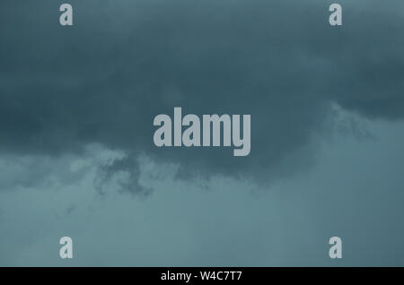 SUPERCELL: Un ciel inquiétant fraye une tornade qui a frappé la ville d'Ellicott, Maryland, le 30 mai 2019. Banque D'Images