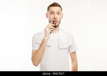 Avec son visage rasage homme rasoir électrique. Banque D'Images