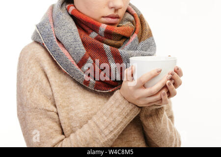 Close-up d'une femme buvant du thé chaud dans une tasse blanche. Banque D'Images