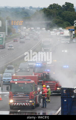 Arrête la circulation sur l'autoroute M40 nr Warwick tandis que les services d'urgence répondent à un camion incendie.19.7.19 Banque D'Images