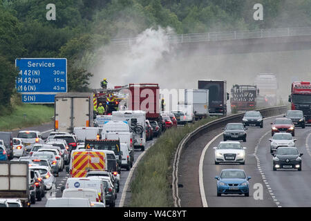 Arrête la circulation sur l'autoroute M40 nr Warwick tandis que les services d'urgence répondent à un camion incendie.19.7.19 Banque D'Images