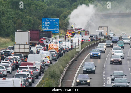 Arrête la circulation sur l'autoroute M40 nr Warwick tandis que les services d'urgence répondent à un camion incendie.19.7.19 Banque D'Images