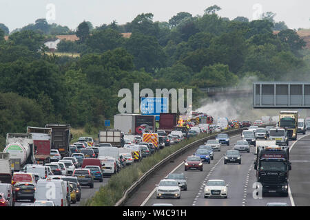 Arrête la circulation sur l'autoroute M40 nr Warwick tandis que les services d'urgence répondent à un camion incendie.19.7.19 Banque D'Images