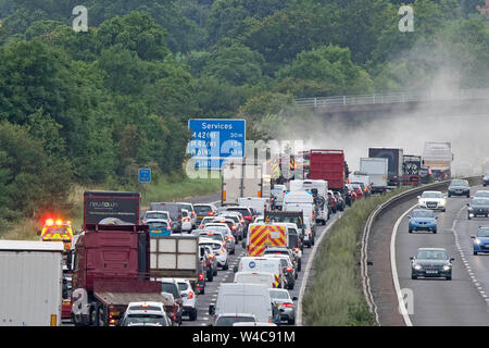 Arrête la circulation sur l'autoroute M40 nr Warwick tandis que les services d'urgence répondent à un camion incendie.19.7.19 Banque D'Images