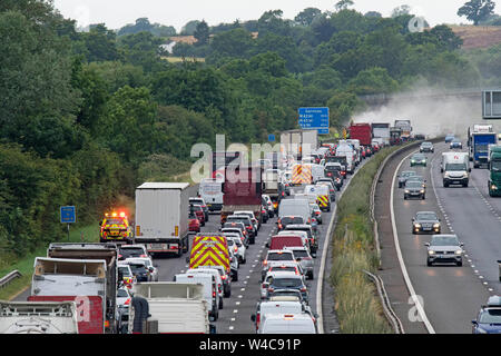 Arrête la circulation sur l'autoroute M40 nr Warwick tandis que les services d'urgence répondent à un camion incendie.19.7.19 Banque D'Images