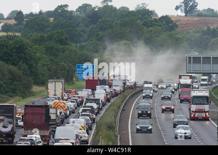 Arrête la circulation sur l'autoroute M40 nr Warwick tandis que les services d'urgence répondent à un camion incendie.19.7.19 Banque D'Images