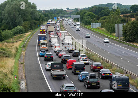 Arrête la circulation sur l'autoroute M40 nr Warwick tandis que les services d'urgence répondent à un camion incendie.19.7.19 Banque D'Images