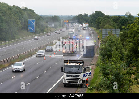 Arrête la circulation sur l'autoroute M40 nr Warwick tandis que les services d'urgence répondent à un camion incendie.19.7.19 Banque D'Images