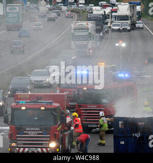 Arrête la circulation sur l'autoroute M40 nr Warwick tandis que les services d'urgence répondent à un camion incendie.19.7.19 Banque D'Images