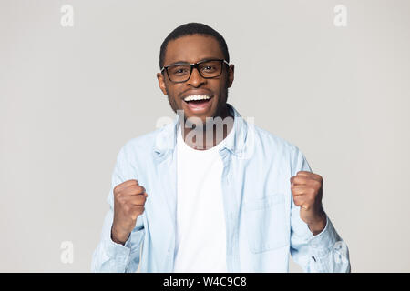 Heureux homme noir dans les verres se sentir heureux avec news Banque D'Images