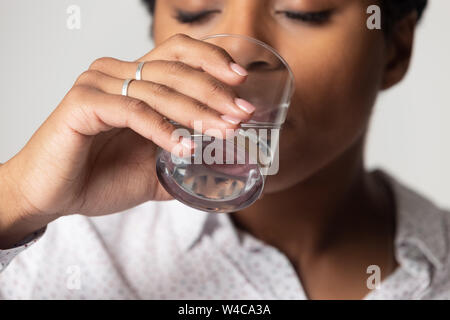 Close up de soif de l'eau pure potable femelle biracial Banque D'Images