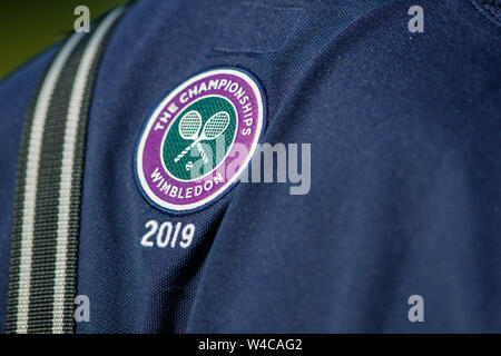 Détail de Wimbledon Logo sur un Ball Boy's shirt. Le championnat 2019. Tenue à l'All England Lawn Tennis Club, Wimbledon. Banque D'Images