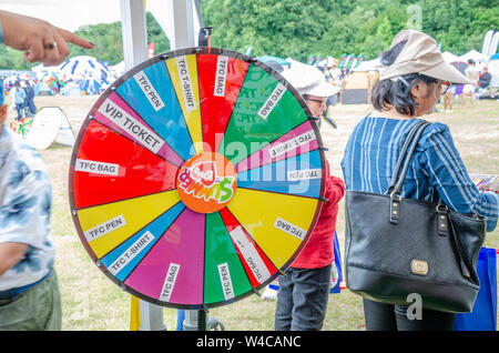 Une roue qui tourne jeu de hasard où vous gagner le prix inscrit sur le segment. Banque D'Images