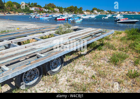 Remorques pour bateaux sur la côte, dans le port d''Agios Sostis. L'île de Zakynthos, Grèce Banque D'Images