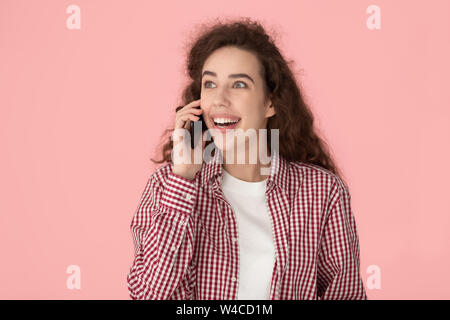 Woman talking on mobile phone se sent excité studio shot Banque D'Images