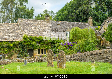 Cotswold Cottages dans le village de Snowshill dans les collines de Cotswold Outstandin - une zone de beauté naturelle dans le centre sud et le sud-ouest de l'Angleterre Banque D'Images