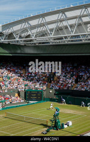 Vue générale de la Cour 1 de la Suisse avec Roger Federer et Jay Clark de go en action au tournoi de Wimbledon 2019. Tenue à l'Angleterre Tous L Banque D'Images