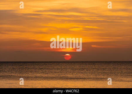 Coucher de soleil sur la mer à Kizimkazi à Unguja aka l'île de Zanzibar Tanzanie Afrique de l'Est Banque D'Images