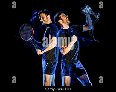 Un joueur de tennis caucasienne man studio shot isolé sur fond noir avec le light painting effet flou Banque D'Images