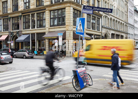 Hambourg, Allemagne. 22 juillet, 2019. Les gens marchent au croisement Kleine Johannisstrasse/Schauenburgerstrasse. Entre autres choses, ces rues sont de devenir une zone piétonne temporaire dans le quartier de ville d'août à octobre 2019. (Effet d'essuyage en raison de la longueur de temps d'exposition) Credit : Georg Wendt/dpa/Alamy Live News Banque D'Images