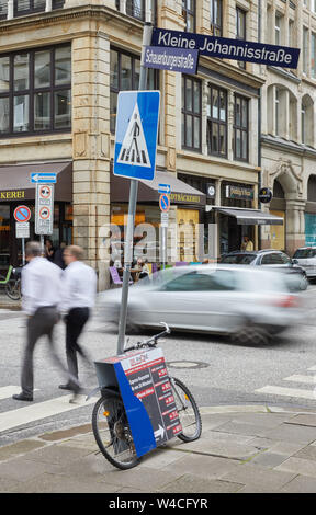 Hambourg, Allemagne. 22 juillet, 2019. Les gens traversent le passage piétons à l'intersection Kleine Johannisstrasse/Schauenburgerstrasse. Entre autres choses, ces rues sont de devenir une zone piétonne temporaire dans le quartier de ville d'août à octobre 2019. (Effet d'essuyage en raison de la longueur de temps d'exposition) Credit : Georg Wendt/dpa/Alamy Live News Banque D'Images