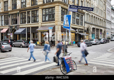 Hambourg, Allemagne. 22 juillet, 2019. Les gens traversent le passage piétons à l'intersection Kleine Johannisstrasse/Schauenburgerstrasse. Entre autres choses, ces rues sont de devenir une zone piétonne temporaire dans le quartier de ville d'août à octobre 2019. (Effet d'essuyage en raison de la longueur de temps d'exposition) Credit : Georg Wendt/dpa/Alamy Live News Banque D'Images