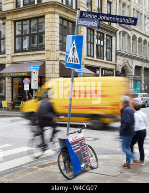 Hambourg, Allemagne. 22 juillet, 2019. Les gens marchent au croisement Kleine Johannisstrasse/Schauenburgerstrasse. Entre autres choses, ces rues sont de devenir une zone piétonne temporaire dans le quartier de ville d'août à octobre 2019. (Effet d'essuyage en raison de la longueur de temps d'exposition) Credit : Georg Wendt/dpa/Alamy Live News Banque D'Images