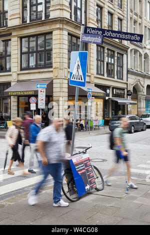 Hambourg, Allemagne. 22 juillet, 2019. Les gens traversent le passage piétons à l'intersection Kleine Johannisstrasse/Schauenburgerstrasse. Entre autres choses, ces rues sont de devenir une zone piétonne temporaire dans le quartier de ville d'août à octobre 2019. (Effet d'essuyage en raison de la longueur de temps d'exposition) Credit : Georg Wendt/dpa/Alamy Live News Banque D'Images