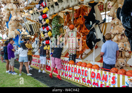 Un champ de foire, wc séparés avec beaucoup de peluches en guise de prix pour attirer les joueurs. Vous gagnez en marquant des paniers avec un ballon. Banque D'Images