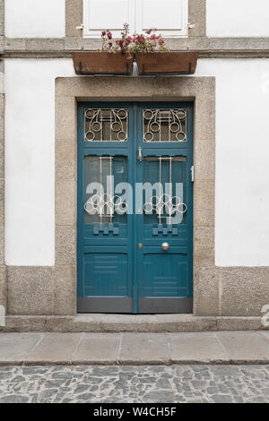 Porte antique sur la façade de l'immeuble en bois fer forgé et verre. L'architecture moderniste, Galice, Espagne Banque D'Images