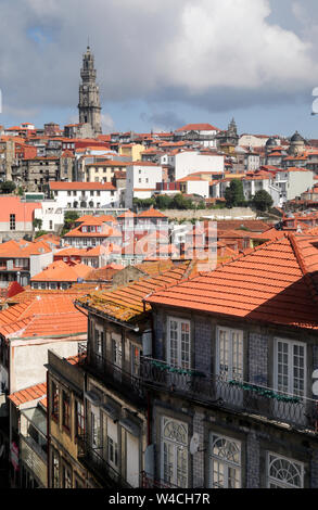 Les toits rouges de Porto (ou Porto) capitale du Portugal Banque D'Images