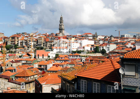 Les toits rouges de Porto (ou Porto) capitale du Portugal Banque D'Images