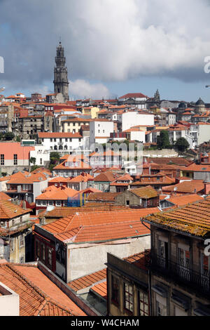 Les toits rouges de Porto (ou Porto) capitale du Portugal Banque D'Images