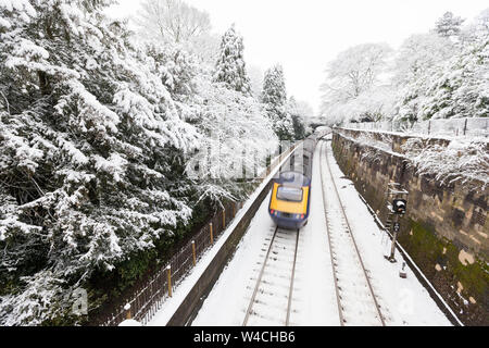 Un train Intercity des déplacements à grande vitesse sur une piste couverte de neige par Sydney Gardens, un parc à Bath, Royaume-Uni Banque D'Images