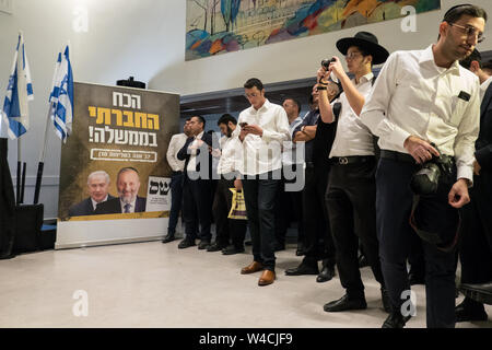 Jérusalem, Israël. 22 juillet, 2019. Supporters assister à une conférence de presse dans laquelle le président du Parti Shas, Deri, a officiellement annoncé le lancement de sa campagne pour la 17e Septembre, 2019, les élections législatives nationales, deuxième tour. Victor et agissant PM Netanyahu n'a pas été en mesure de former un gouvernement de coalition après le 9 avril 2019, le premier tour des élections. Le Shas est un ultra orthodoxe séfarade Haredi religieux Mizrahi et parti politique. Credit : Alon Nir/Alamy Live News. Banque D'Images