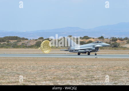 RAF Typhoon effectue un atterrissage d'urgence à RAF Akrotiri pendant l'opération Shader Banque D'Images